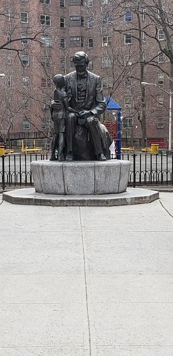 Lincoln with Child Statue Picture 2