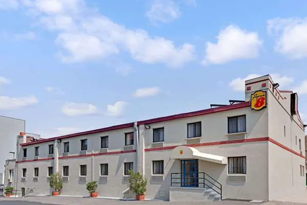 Super 8 by Wyndham Long Island City LGA Hotel Picture 8