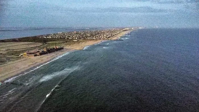 Riis Beach Shore Line Picture 2