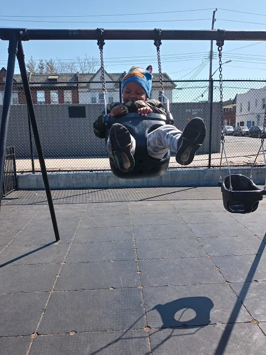 Sarsfield Playground Picture 3