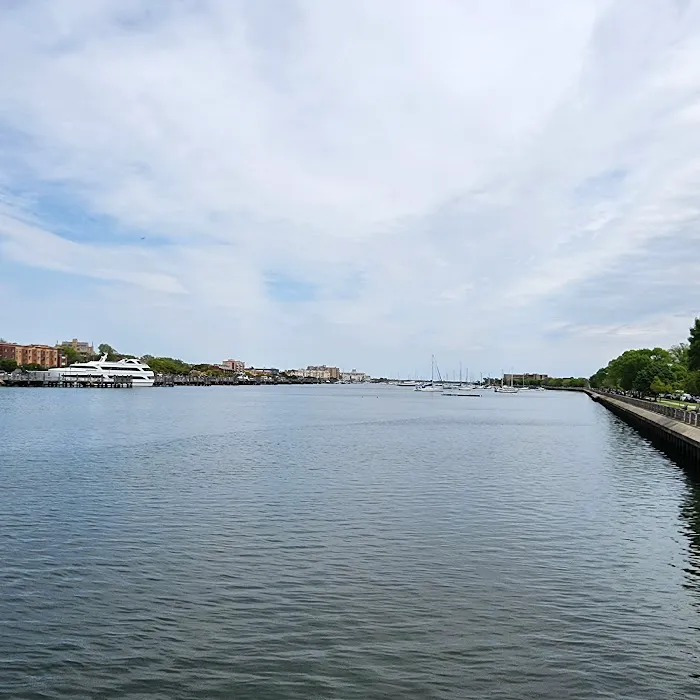 Shore Boulevard Mall Picture 4