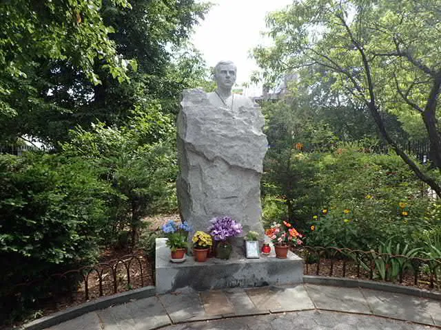 Father Jerzy Popieluszko Square Picture 8