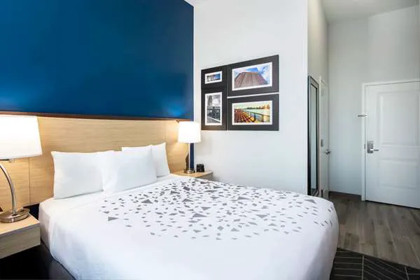 La Quinta Inn and Suites by Wyndham Long Island City Picture 1