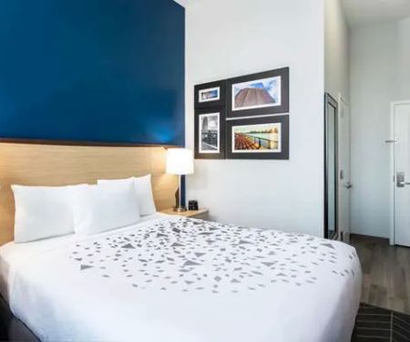 La Quinta Inn and Suites by Wyndham Long Island City