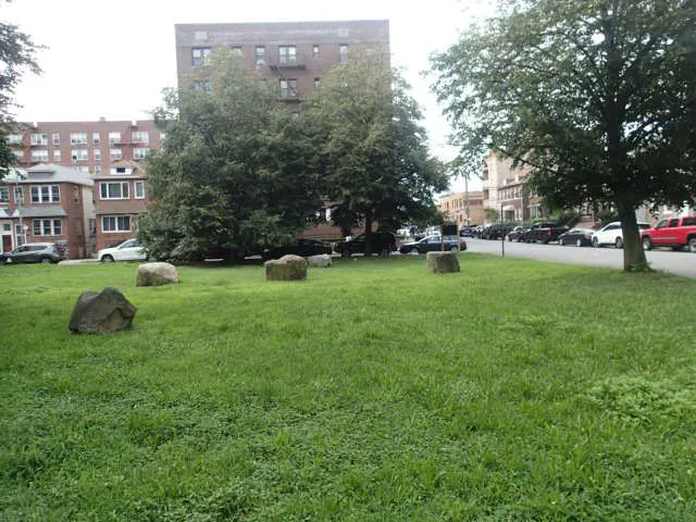 Sixteen Lindens Triangle Picture 2