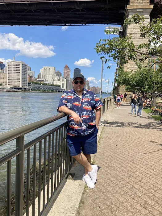 Roosevelt Island Viewpoint - Manhattan Side Picture 6