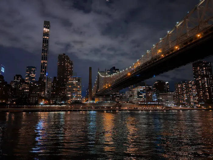 Roosevelt Island Viewpoint - Manhattan Side Picture 5