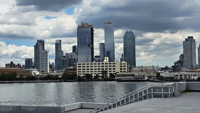 Roosevelt Island Viewpoint - Manhattan Side Picture 8