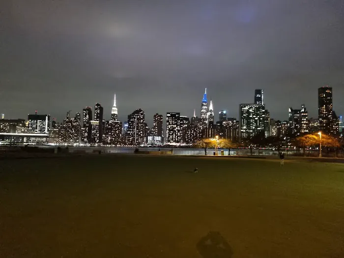 Gantry Plaza State Park - Handball Courts Picture 1