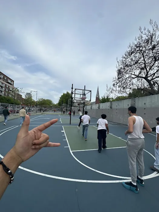 Gantry Plaza State Park - Handball Courts Picture 10