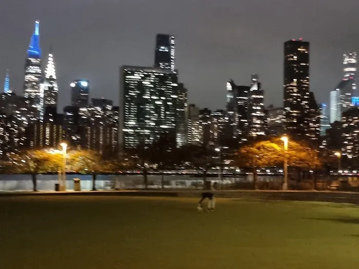 Gantry Plaza State Park - Handball Courts Picture 5