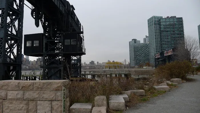 Gantry Plaza State Park Recreational Dock Picture 4