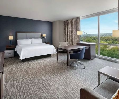 Hampton Inn & Suites Teaneck Glenpointe