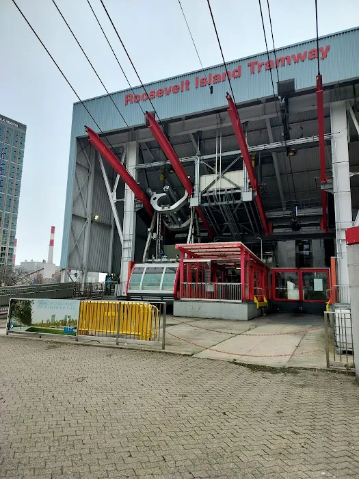 Roosevelt island tram Picture 6