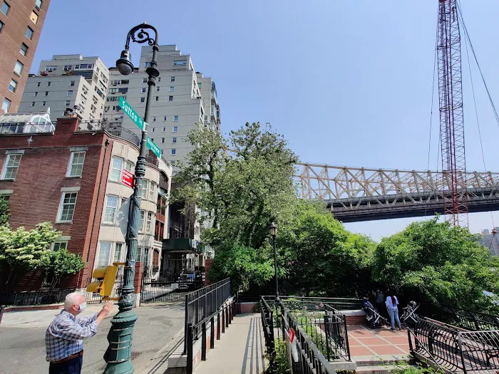 Sutton Place Park North Picture 2