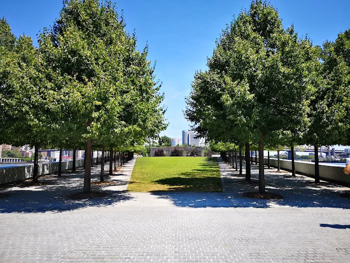 Sutton Place Park South Picture 9