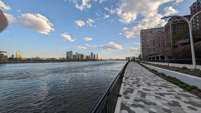 Sutton Place Park South Picture 1