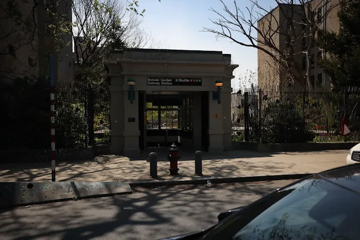 Eastern Parkway Promenade Picture 2
