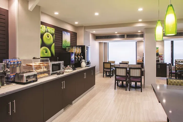 La Quinta Inn & Suites by Wyndham New York City Central Park Picture 1