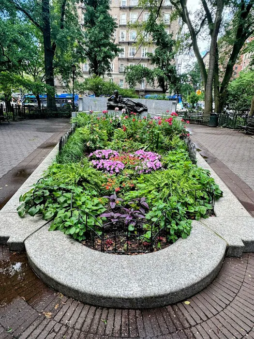 Straus Park Picture 7
