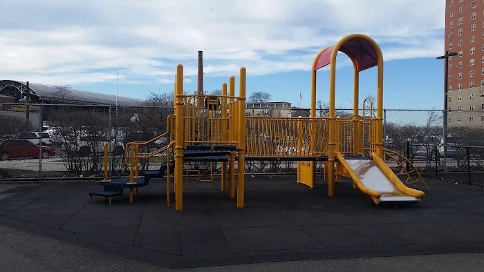 Luna Playground Picture 3