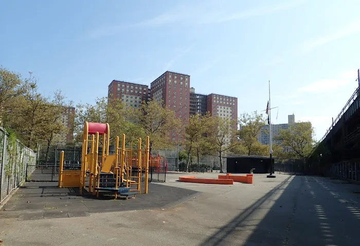 Luna Playground Picture 5