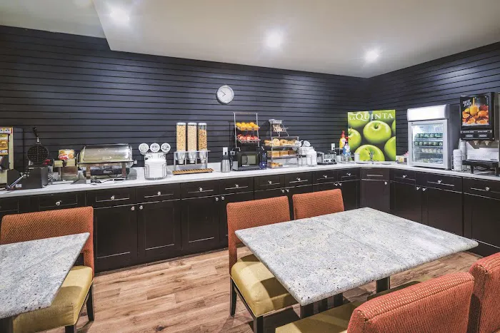 La Quinta Inn & Suites by Wyndham Brooklyn Central Picture 6