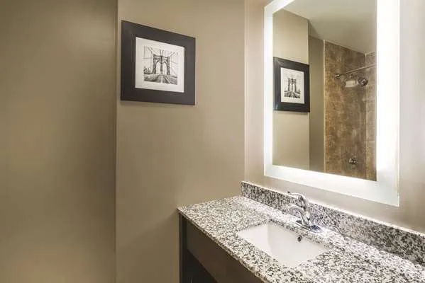La Quinta Inn & Suites by Wyndham Brooklyn Central Picture 7