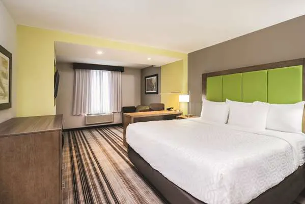 La Quinta Inn & Suites by Wyndham Brooklyn Central Picture 4