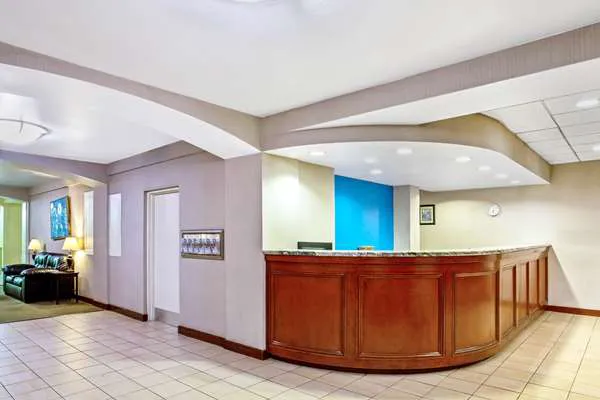 La Quinta Inn & Suites by Wyndham Stamford / New York City Picture 4