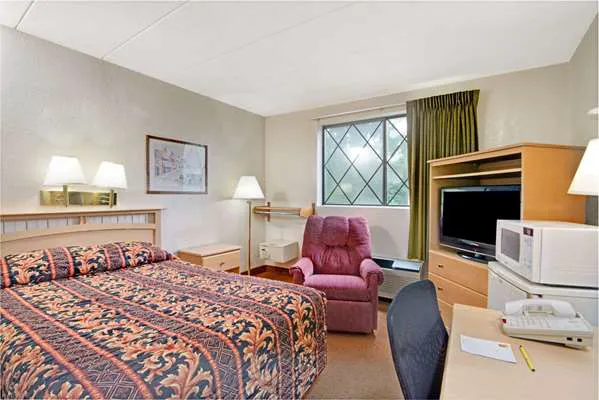 Super 8 by Wyndham Stamford/New York City Area Picture 4