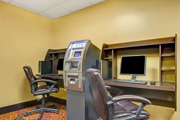 Super 8 by Wyndham Stamford/New York City Area Picture 3