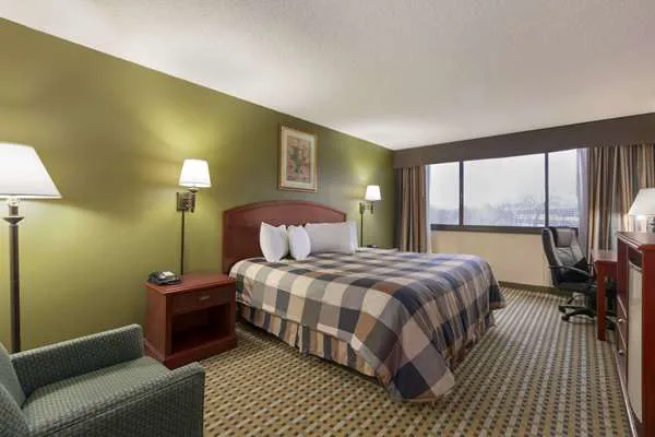 Ramada by Wyndham Rochelle Park Near Paramus Picture 5
