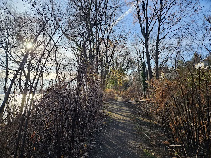 Raymong G. Esposito Rail Trail trailhead Picture 1