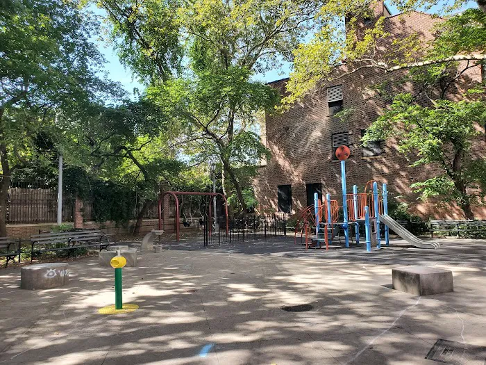 Sixteen Sycamores Playground Picture 3