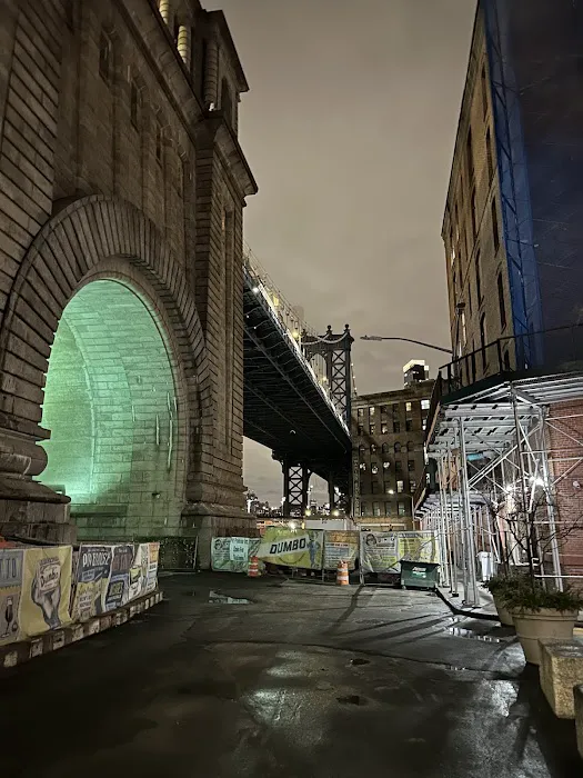 DUMBO Archway Plaza Picture 4