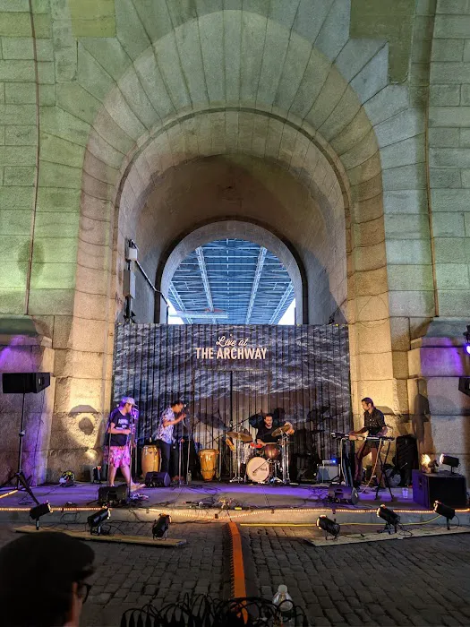 DUMBO Archway Plaza Picture 3
