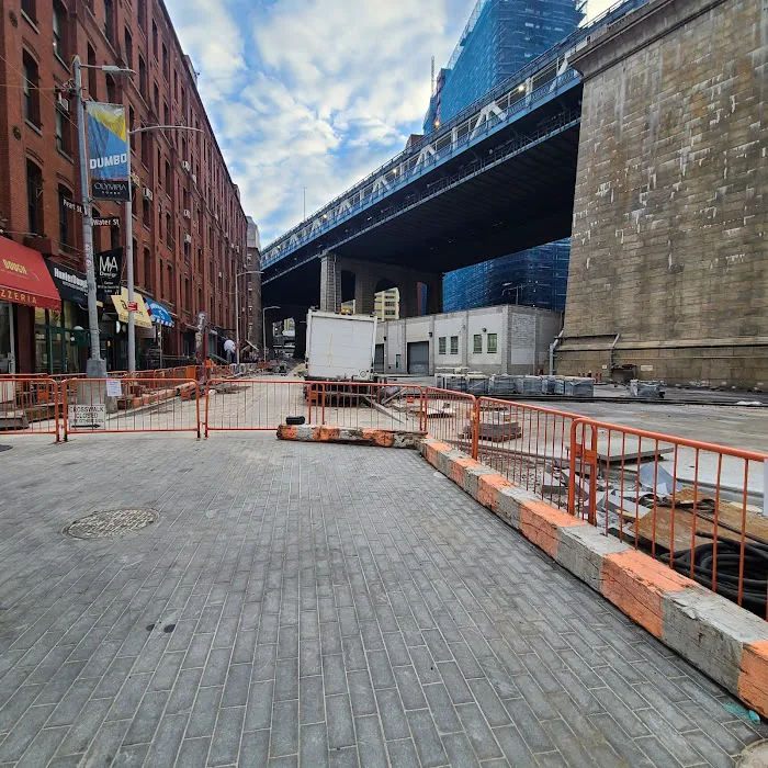DUMBO Archway Plaza Picture 5