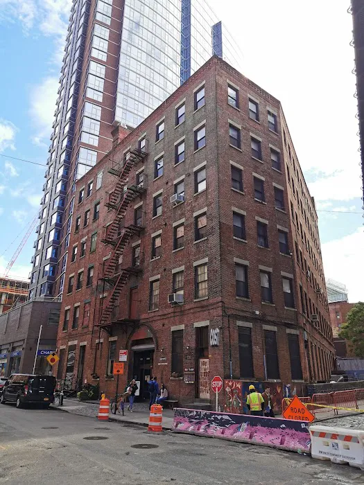 DUMBO Archway Plaza Picture 2