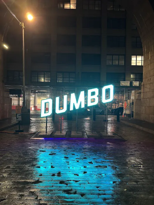 DUMBO Archway Plaza Picture 8