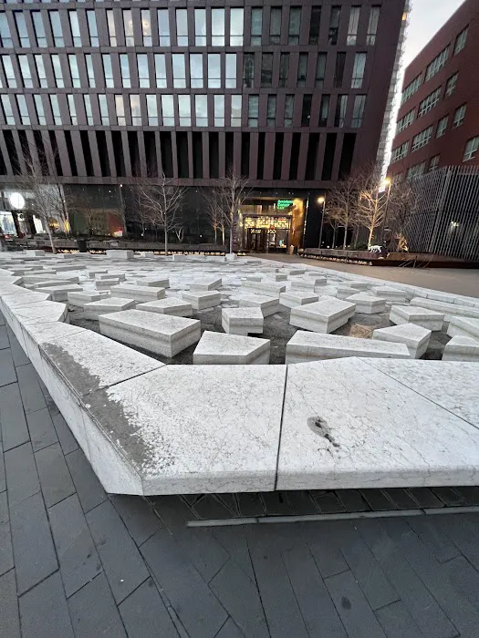 Public Plaza 626 1st Avenue Picture 2