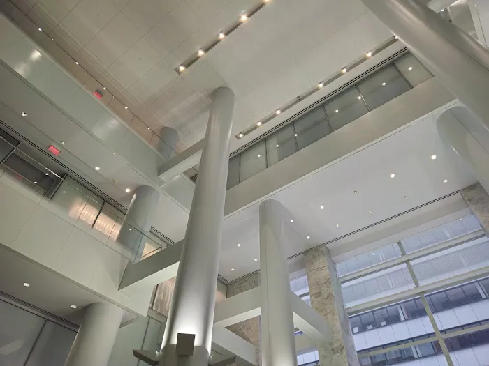 Public Atrium 575 Fifth Ave Picture 2