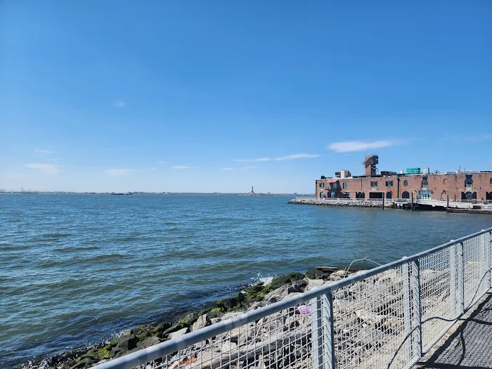 Pier 44 Waterfront Garden Picture 2