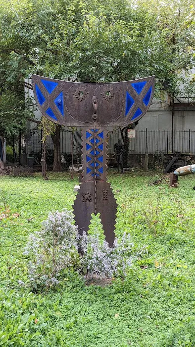 Kenkeleba House Garden Picture 1