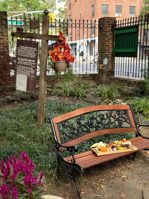 Hoyt Street Garden Picture 3