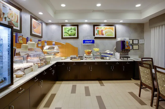 Holiday Inn Express & Suites Meadowlands Area by IHG Picture 4