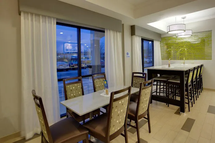 Holiday Inn Express & Suites Meadowlands Area by IHG Picture 5