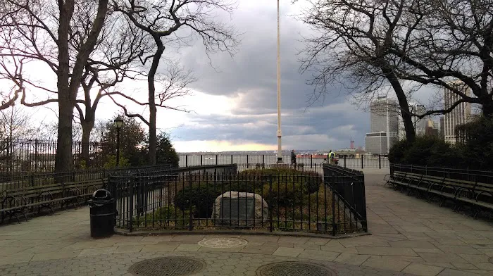Entranceway to the Brooklyn Heights Promenade Picture 6