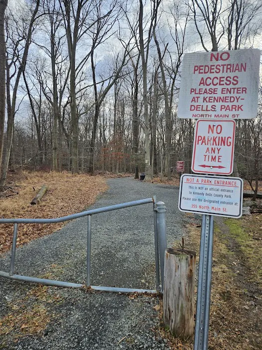 Kennedy Dells Woodhaven Drive trailhead Picture 2