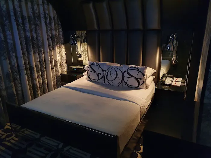 Night Hotel at Times Square Picture 5